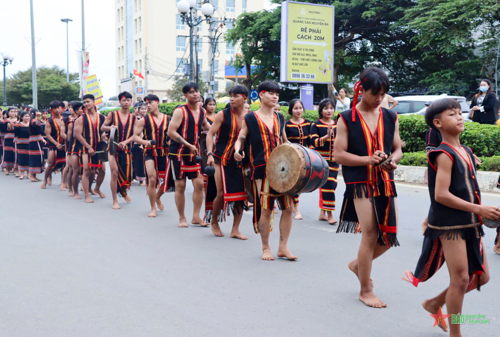 Kon Tum: Hơn 1.000 nghệ sĩ, nghệ nhân, diễn viên và học sinh tham gia lễ hội đường phố